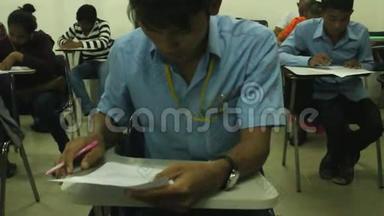 参加<strong>期中考试</strong>的亚洲学生，用摄像机拍摄，以揭示年轻的马尔